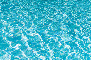 wellige wasseroberfläche schräg von oben, frisches blau, grafischer hintergrund für sommerferien
