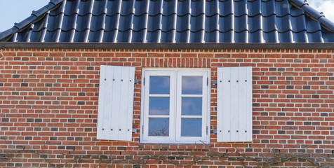 Fenster mit Fensterläden eines Hauses