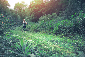 Obraz premium Women jogging On the nature trail in the park