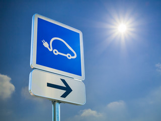 Wegweiser zur Solartankstelle für Autos vor strahlender Sonne -  Trafic sign to a solar station...