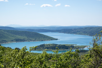Fototapeta na wymiar Vue panoramique sur le lac de Sainte-Croix en Provence. France.