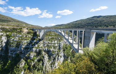 Vue panoramique sur les Gorges du Verdon et le pont de l'Artuby. Provence. France.
