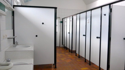Öffentliche Waschräume, Duschkabinen und Toiletten

