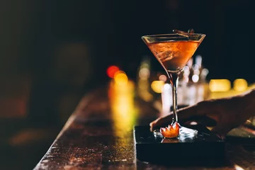 Foto op Plexiglas Cocktaildrankje op nachtclub. © santypan