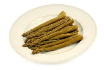 Asperges vertes dans une assiette sur fond blanc