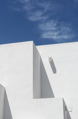 Pared blanca bajo el sol y cielo azul de casa moderna en Andalucia
