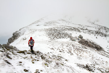 At the foot of the mountain. / Hike to the mountain. The girl goes to the hut at the foot of Mount Hoverla.