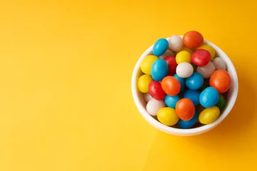 Gordijnen candy colored balls in a bowl © volodyar