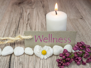 Time for Wellness: Holztisch mit Blumendeko und Kerze