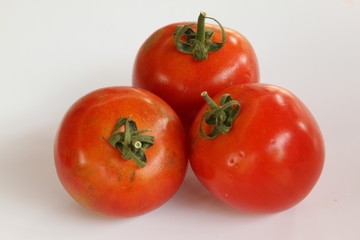 Tomate Sorte Pomodoro Sardo auf weissem Hintergrund isoliert