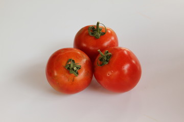 Tomate Pomodoro Sardo auf weissem Hintergrund isoliert