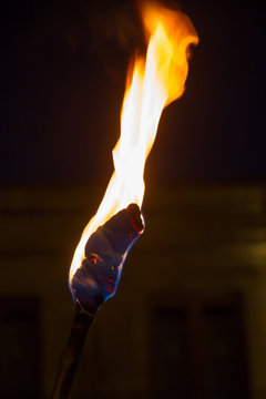 Antorcha Encendida en la Noche