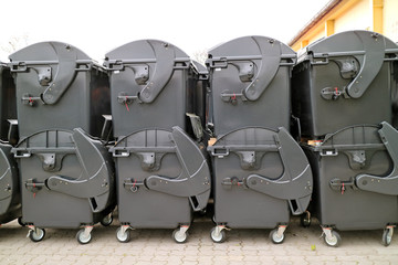 Neue, saubere Müllcontainer, gestapelt