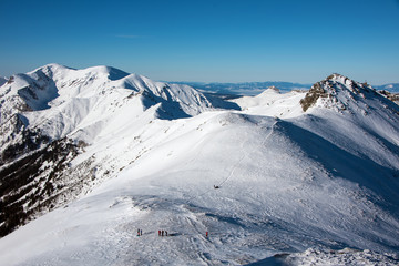 Fototapeta na wymiar Górskie szczyty zimą.