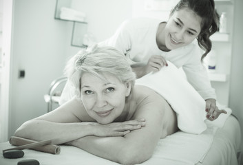 Obraz premium Mature woman having massage