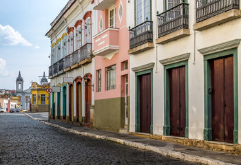 Obraz premium Widok ulicy Sao Joao del Rei z kościołem Nossa Senhora do Carmo na tle - Sao Joao Del Rei, Minas Gerais, Brazylia