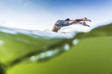 Fototapeta Mann springt ins Wasser obraz