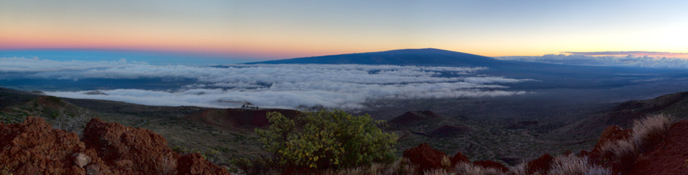 Blick vom Mauna Kea zum Mauna Loa nach Sonnenuntergang auf Big Island, Hawaii, USA.