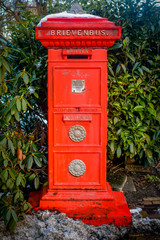 Fototapeta na wymiar Old red mailbox