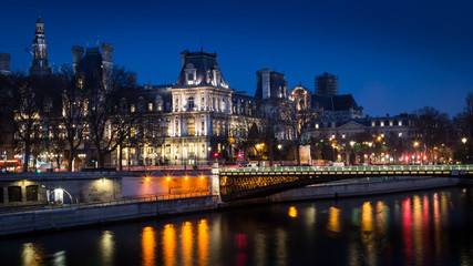 Fototapeta na wymiar Quai de Seine de l'Hotel de Ville - Paris, France
