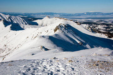 Fototapeta na wymiar Górskie szczyty zimą.