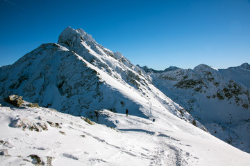 Turysta na tle zimowego szczytu. © sly10000