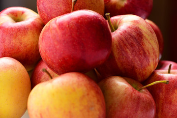 Fototapeta na wymiar many red apples, fresh fruit background in market