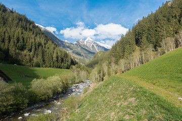 Fototapeta na wymiar Wanderweg im Zillertal an einem Gebirgsbach