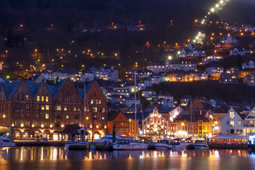 Bergen rozświetlone miasto nocą. 
