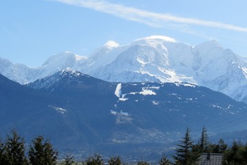 Fototapeta na wymiar Auvergne-Rhône-Alpes - Haute-Savoie- Combloux - Mont-Blanc dans la brume