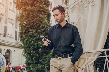 Obraz premium guy walking around the city
