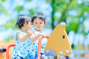 公園の遊具で遊んでいるかわいい子供