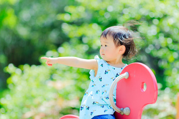 公園の遊具で遊んでいるかわいい子供