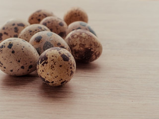 Obraz premium raw quail eggs on a wooden background