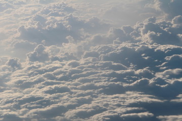 красивые белые облака под крылом самолета, вид сверху      