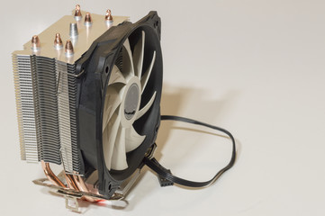Un potente y silencioso ventilador de computadora para refrigerar el microprocesador del ordenador de sobremesa