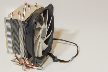 Un potente y silencioso ventilador de computadora para refrigerar el microprocesador del ordenador...