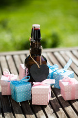 Bierflasche mit Herz und kleinen Geschenken