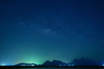 Fotobehang nachtelijke hemelsterren met Melkweg op bergachtergrond. © nimon_t