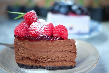 raspberry dark chocolate cheesecake recipe / Dark chocolate raspberry cheesecake is a blend of delicious flavours to make a simple yet delicious summer treat