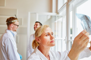 Fototapeta premium Gruppe Ärzte arbeitet im Krankenhaus