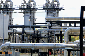 Large metal silos in an industrial factory © Studio Porto Sabbia