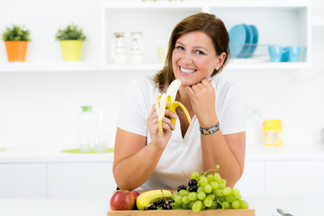 frau mit verschiedenem obst