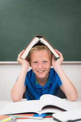 glückliches schulkind