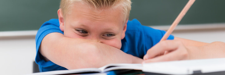 schüler arbeitet unter großer anstrengung