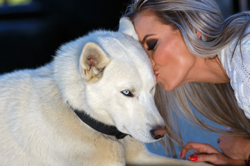 Naklejka premium Beautiful elegant woman with a beautiful husky dog