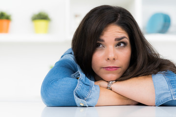 Frau ist in Gedanken vertieft