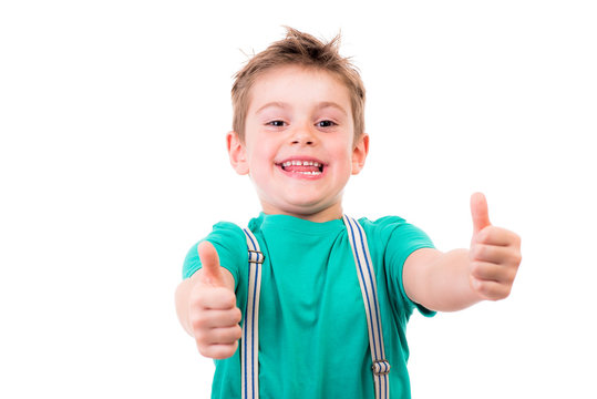 kleiner junge zeigt motiviert beide daumen hoch