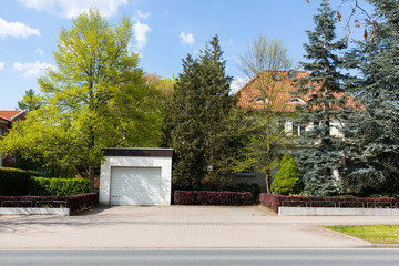 Einfahrt mit Garagentor