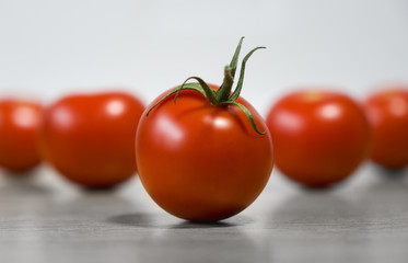 Mehrere rote reife Tomaten mit Stiehl